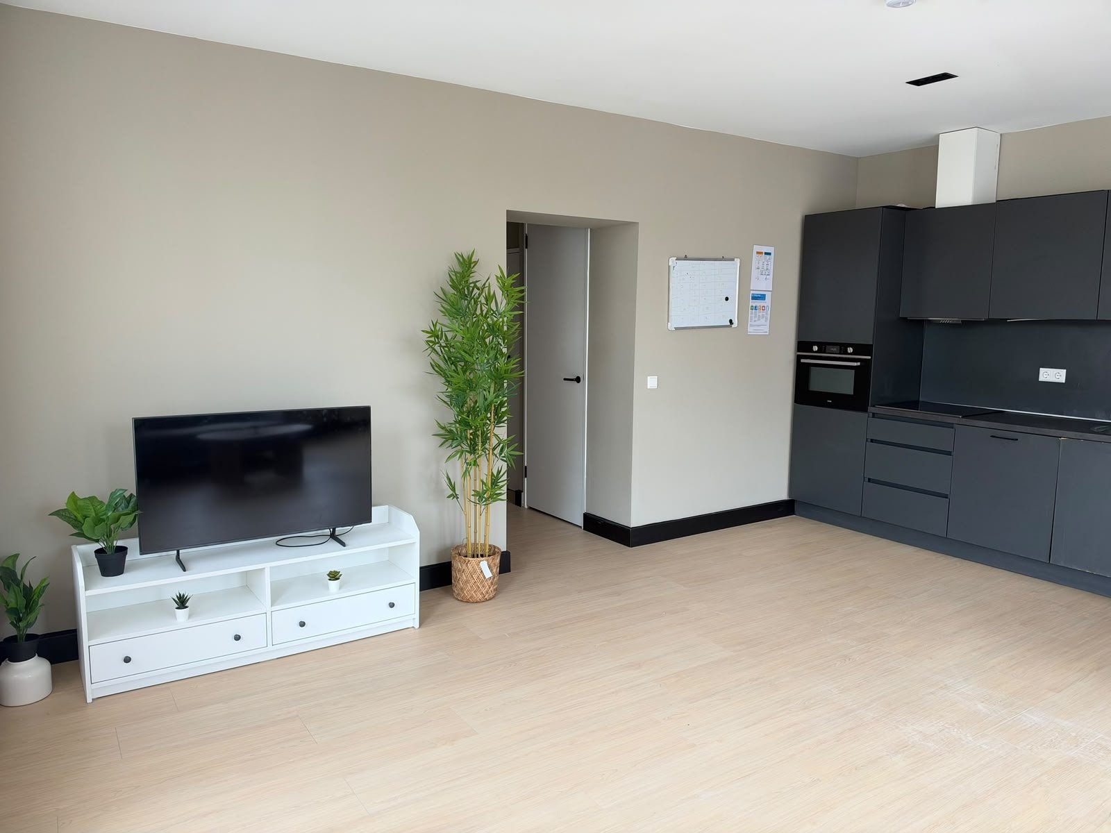 Woonkamer met open keuken in een van de woonvoorzieningen van Cara Care