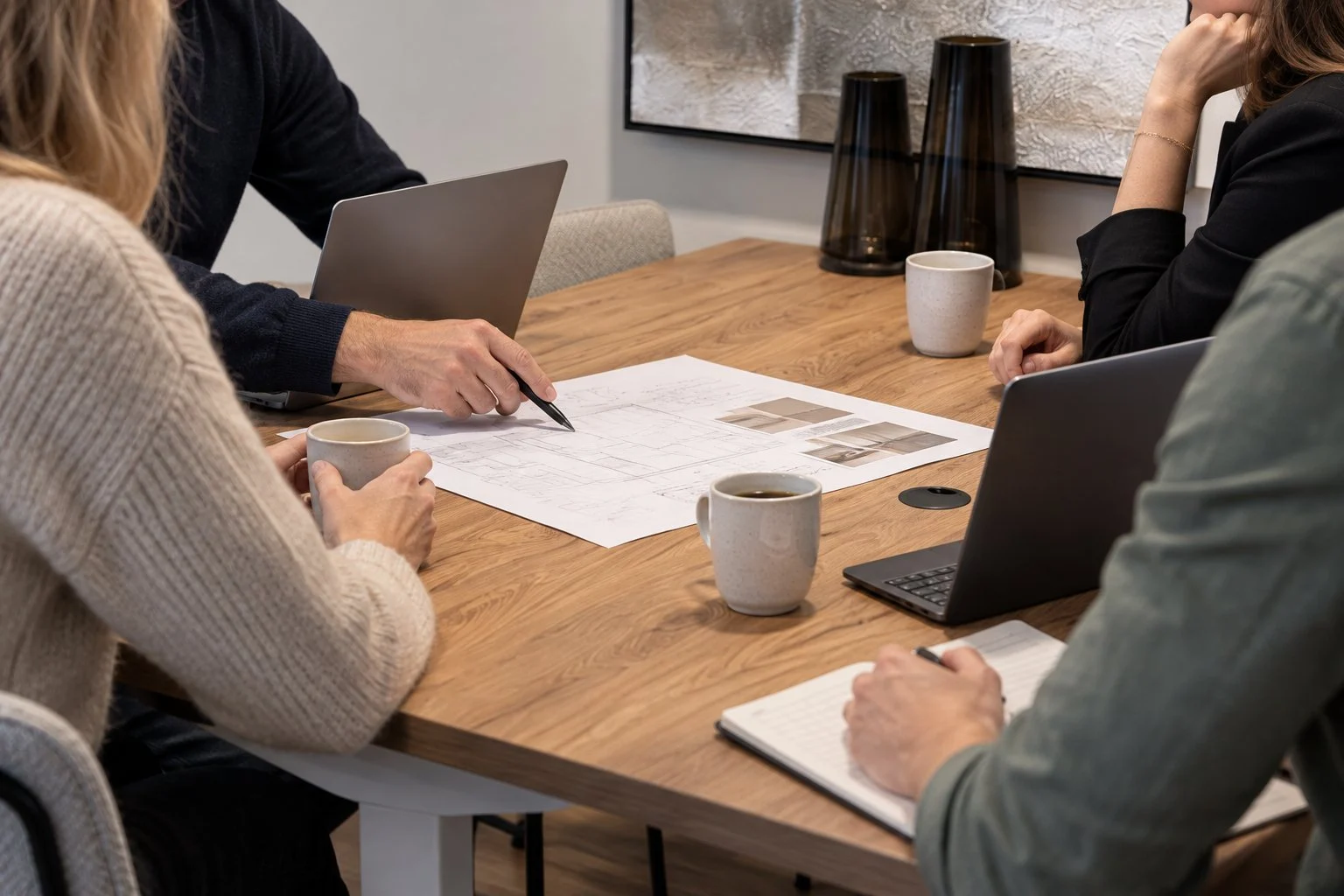 Collega’s in overleg aan tafel