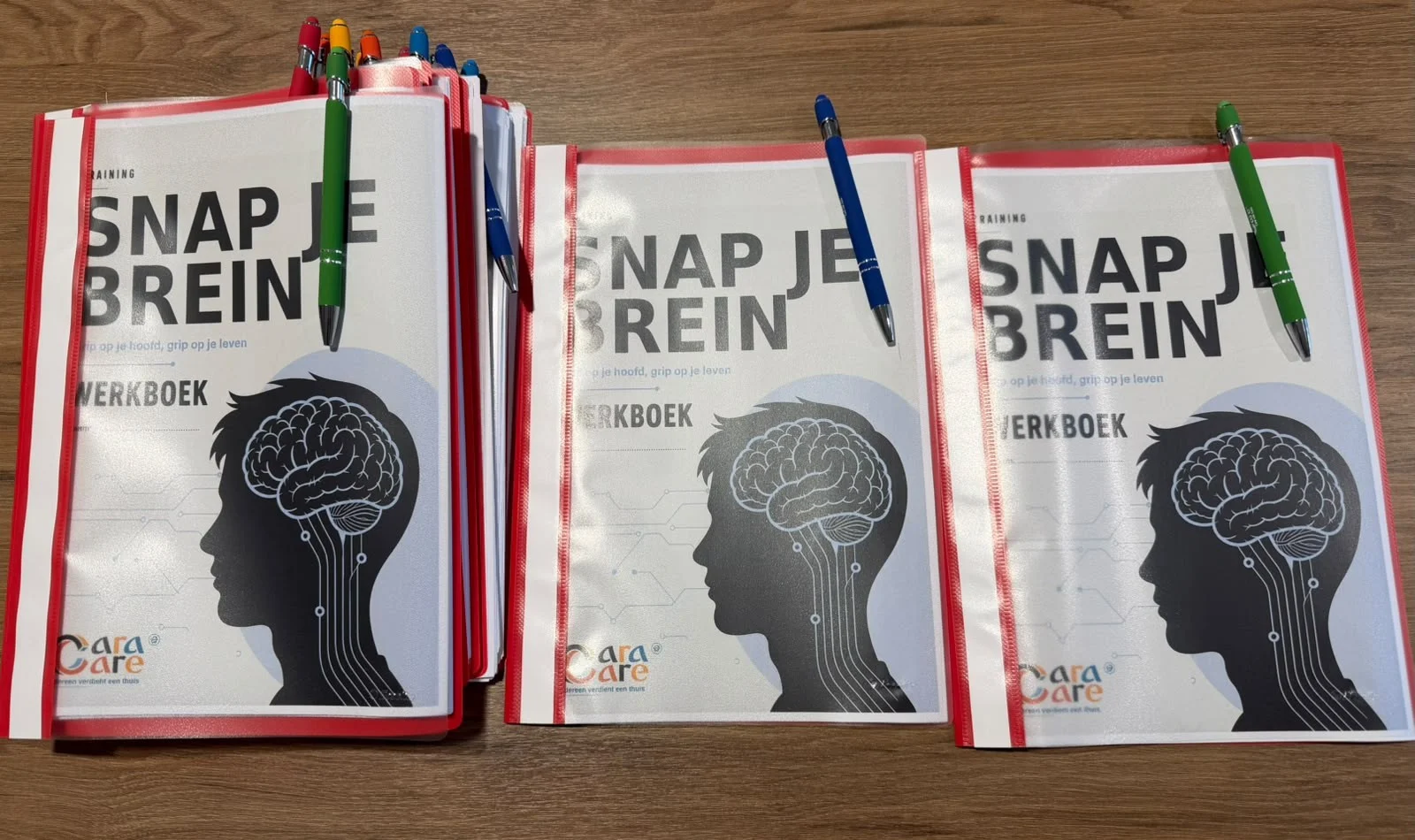 Een stapel werkboeken van Snap je brein met pennen, klaar voor gebruik