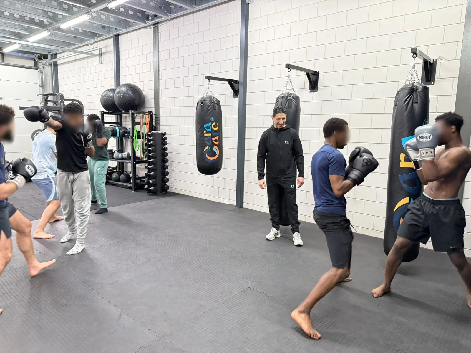 Bokstraining van Cara Boost in de eigen sportschool, met de trainer in het midden