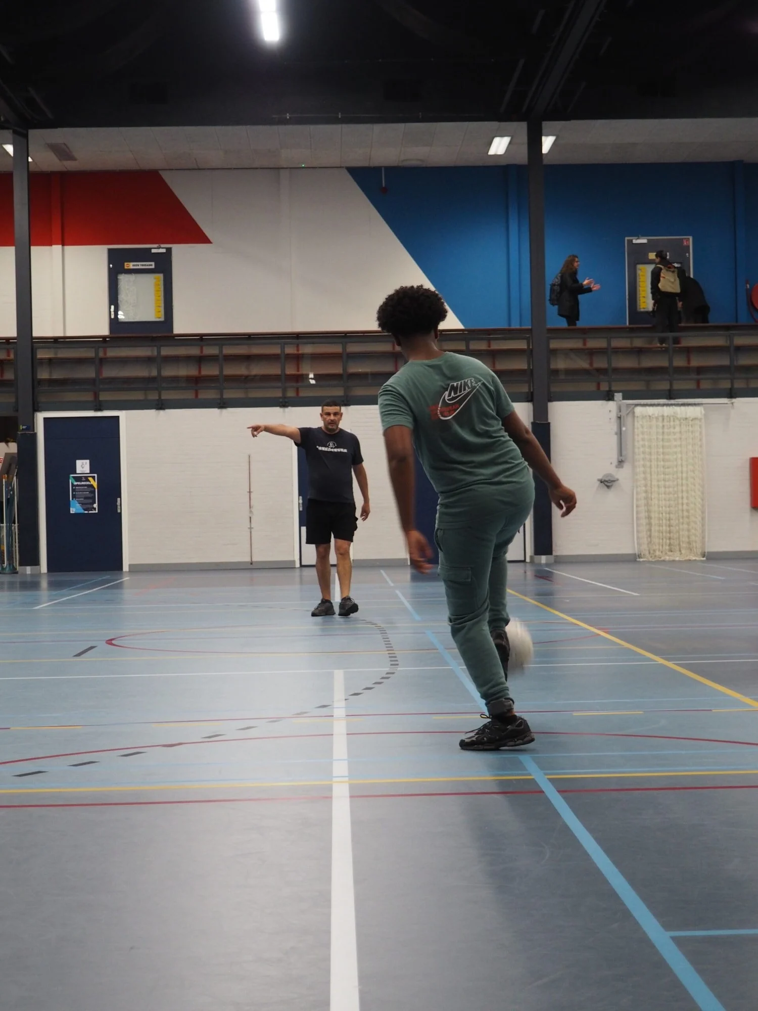 Jongere van Cara Care tijdens zaalvoetbal in de sporthal
