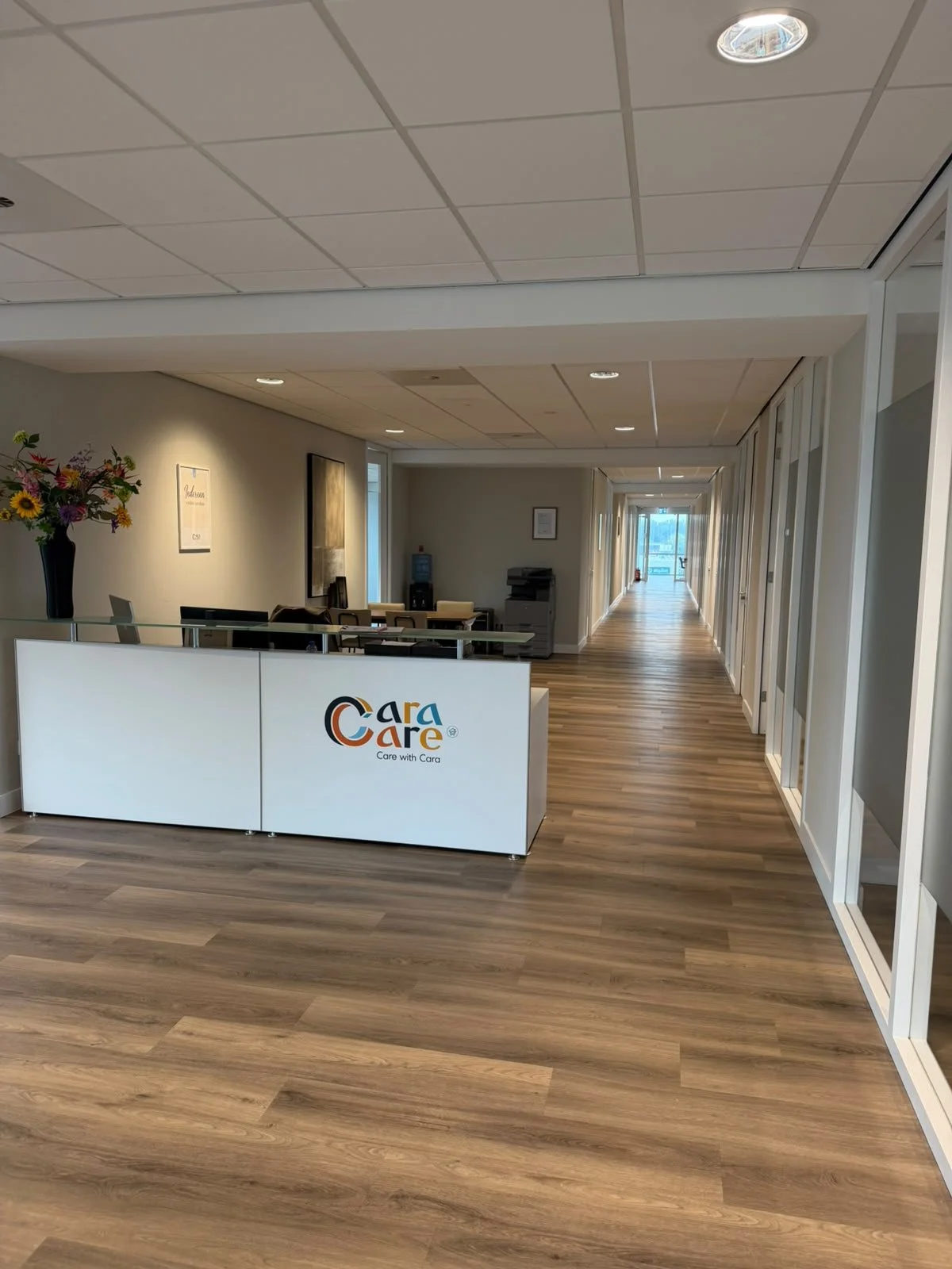 De receptie en gang van het kantoor van Cara Care in Schiedam